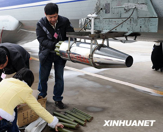 資料圖：2月8日，在河南省鄭州市新鄭機場，工作人員往飛機上裝掛人工增雨用的碘化銀催化劑。