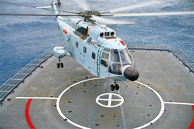 本報記者孫陽乘坐的直-8直升機著艦瞬間。王世均攝