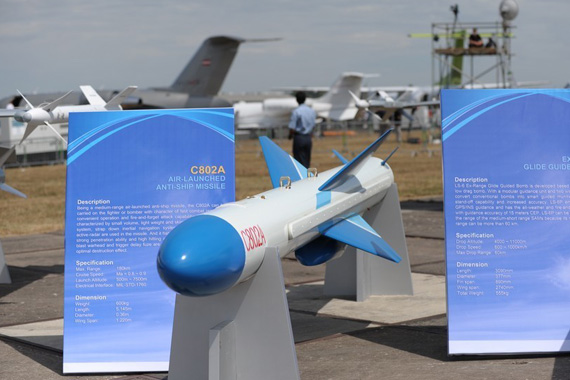 梟龍掛載的空射型C802A反艦導彈，公布的數據包括重量600公斤，射程180公里