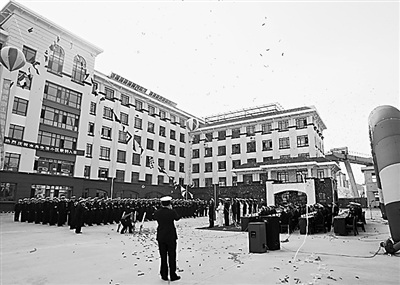 某現代化軍港一側，經過精心設計、精心施工，一幢幢嶄新的水兵樓拔地而起