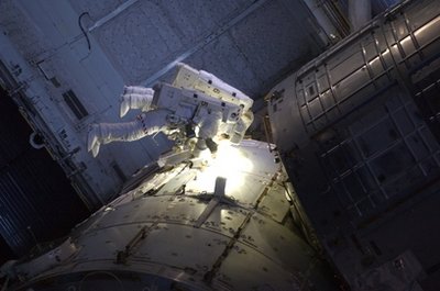 21日，宇航員正在國際空間站工作