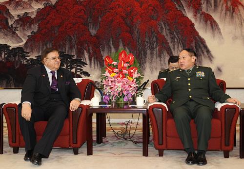 3月25日，國務委員兼國防部長梁光烈在北京八一大樓會見隨同阿富汗總統卡爾扎伊來訪的阿富汗國防部長阿卜杜勒·瓦爾達克。新華社記者丁林攝