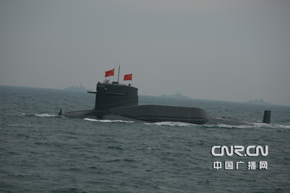 2009年4月23日下午，為紀念中國人民解放軍海軍成立60周年而舉行的海上閱兵在青島附近黃海海域舉行。國產戰略導彈核潛艇首次公開亮相。
中廣軍事記者陶宏祥攝影