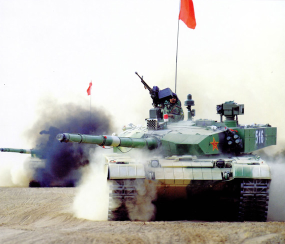 軍隊代表稱軍隊裝甲車等重型裝備一出動就容易壓壞老百姓的路，被“堵”在營區里開不出去。資料圖：解放軍改進型99式坦克高速機動