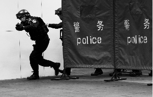 特警狙擊手每天都要進行嚴格的訓練，幾乎槍不離手。