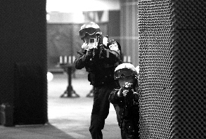 特警狙擊手在進行訓練。