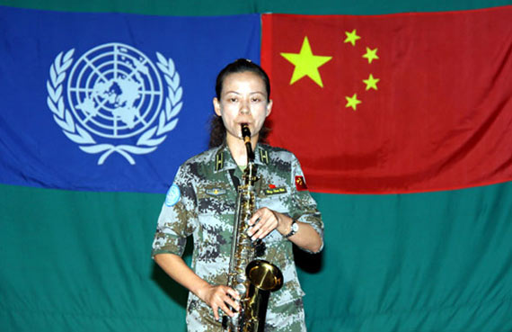 圖為護士單敏在慶祝維和20周年聯歡會上演奏薩克斯。攝影：郭云飛