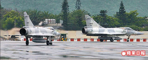 臺軍漢光演習縮水，幻影2000戰機只在跑道滑行，而沒有飛上天。來源：臺灣《蘋果日報》