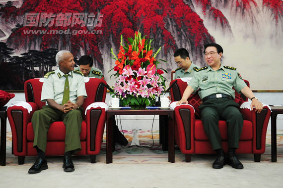 6月29日，中央軍委副主席徐才厚上將會見埃塞俄比亞軍隊總參謀長薩莫拉•尤內斯上將。李曉偉攝