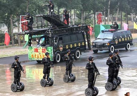 中國特警駕單兵反恐突擊車可行進中射擊(圖)