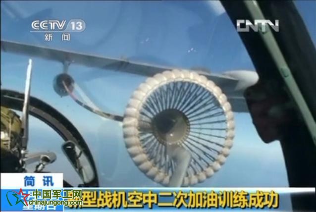 新型戰機空中二次加油訓練，采用對飛方式匯合