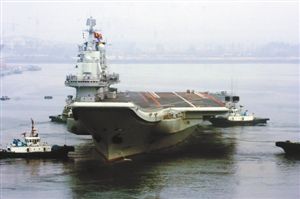 航母平臺向港口出口方向轉向。 宋太盛 攝