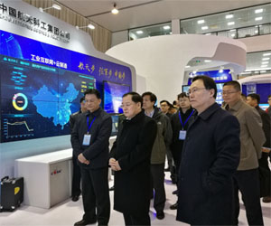 中央軍民融合辦常務副主任金壯龍參觀央企創新成就展航天科工展區